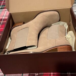 Elegant Tan Ankle Boots